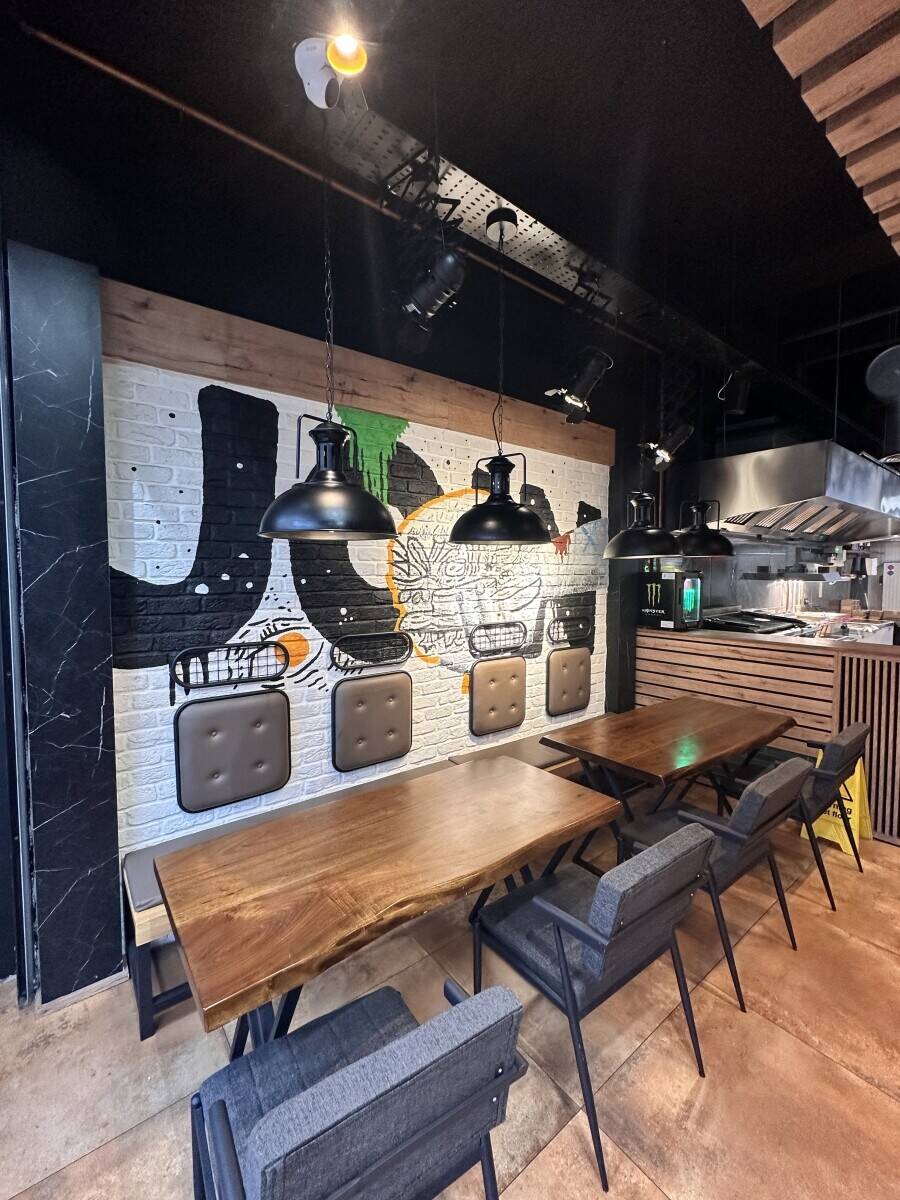 Burger restaurant and takeaway Photo 6