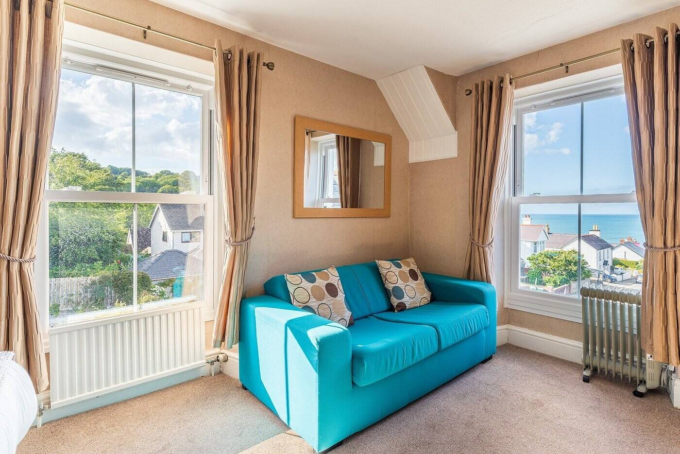 CARDIGANSHIIRE - COASTAL VILLAGE HOTEL WITH SEA VIEWS