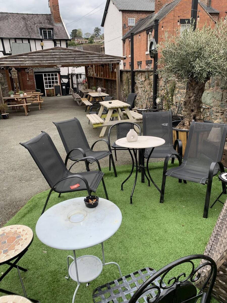 Mid Wales/Shropshire border - market town 'black & white' freehouse