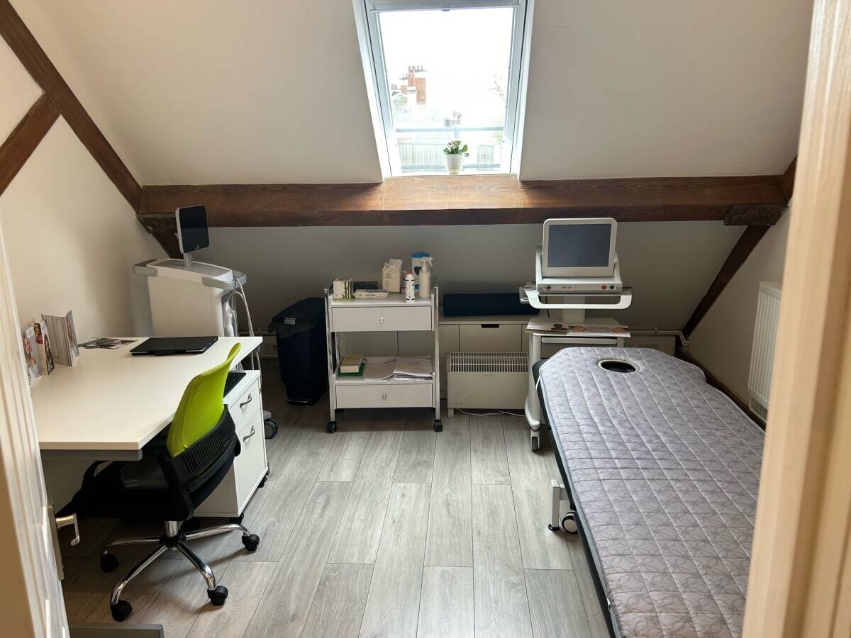 Prime Chelsea Aesthetic Clinic - State of the Art Equipment - Low Rent - Great Potential! Photo 5