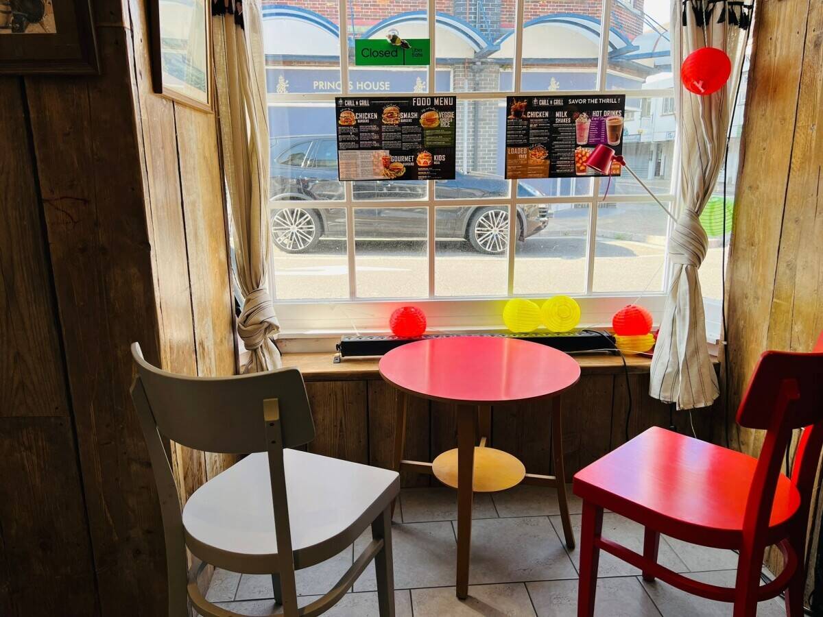 BURGER & FRIED CHICKEN SHOP WITH PUB