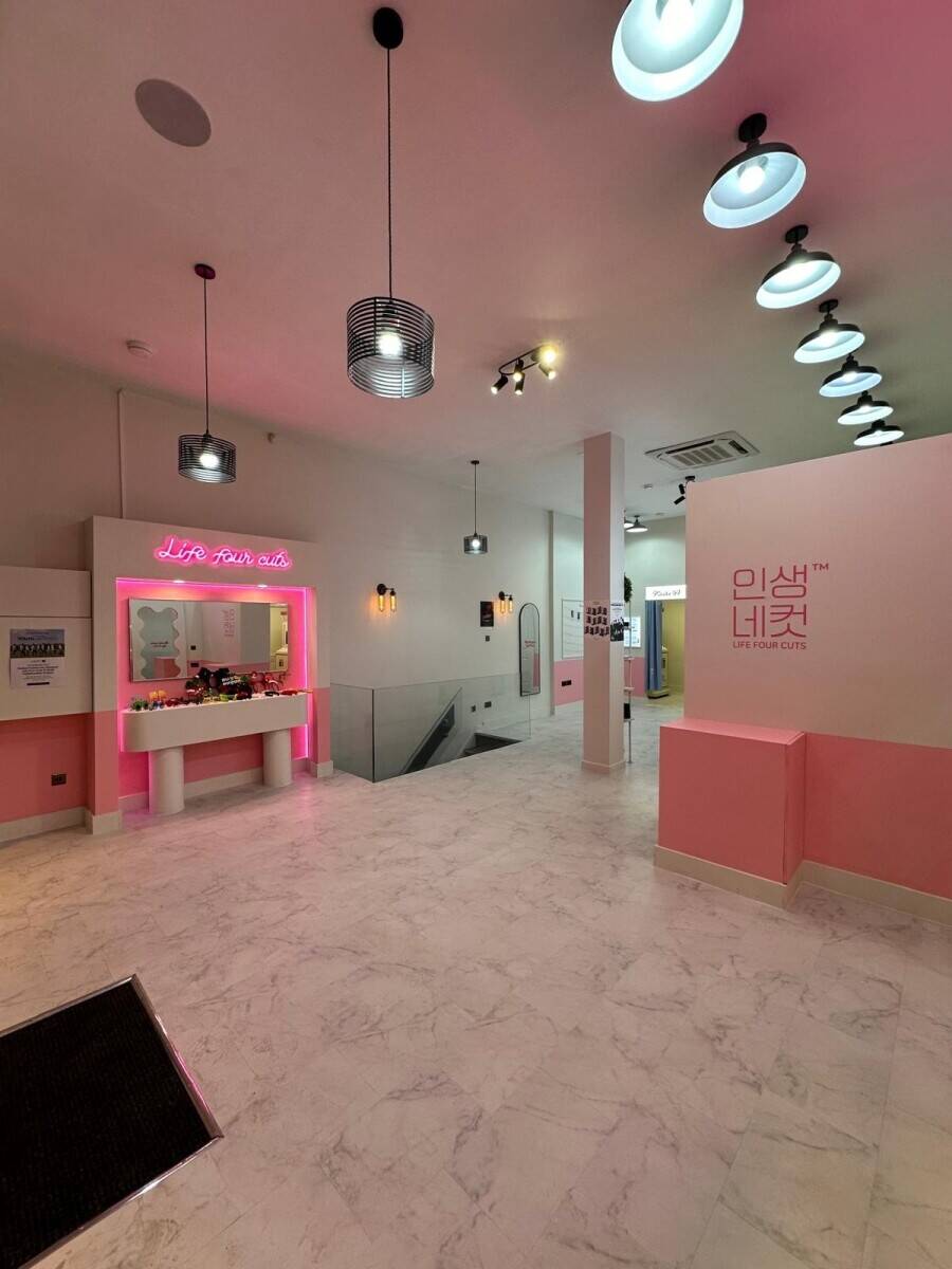 Unique Photobooth Cafe franchise (Life4Cuts)