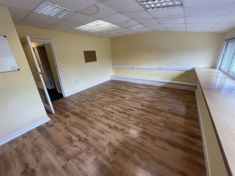 Light Industrial Unit with Mezzanine Offices For Sale in Ipplepen