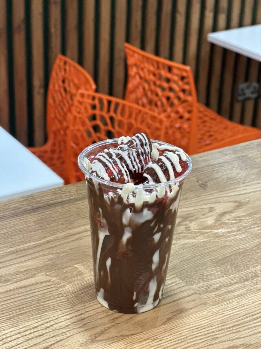 Food/Juice, Smoothie & Bubble Tea Bar in Prime North London Location Photo 6
