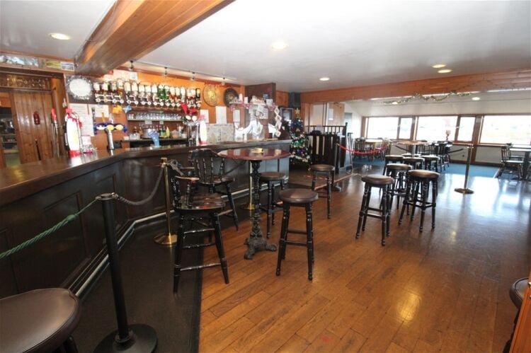 Castle Moil Restaurant, King Haakon Bar & Bunkhouse Photo 6