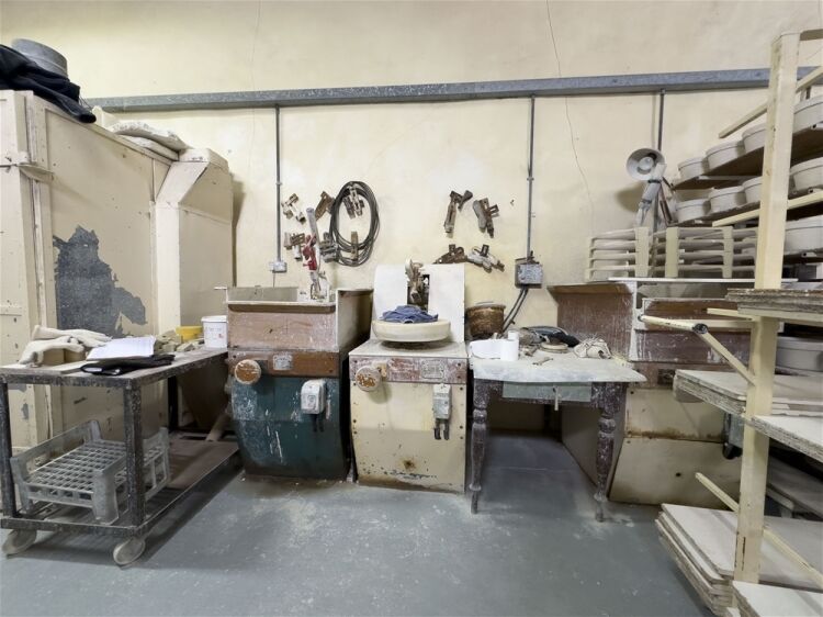 Vacant Retail Unit (Formerly The Tain Pottery) Photo 6