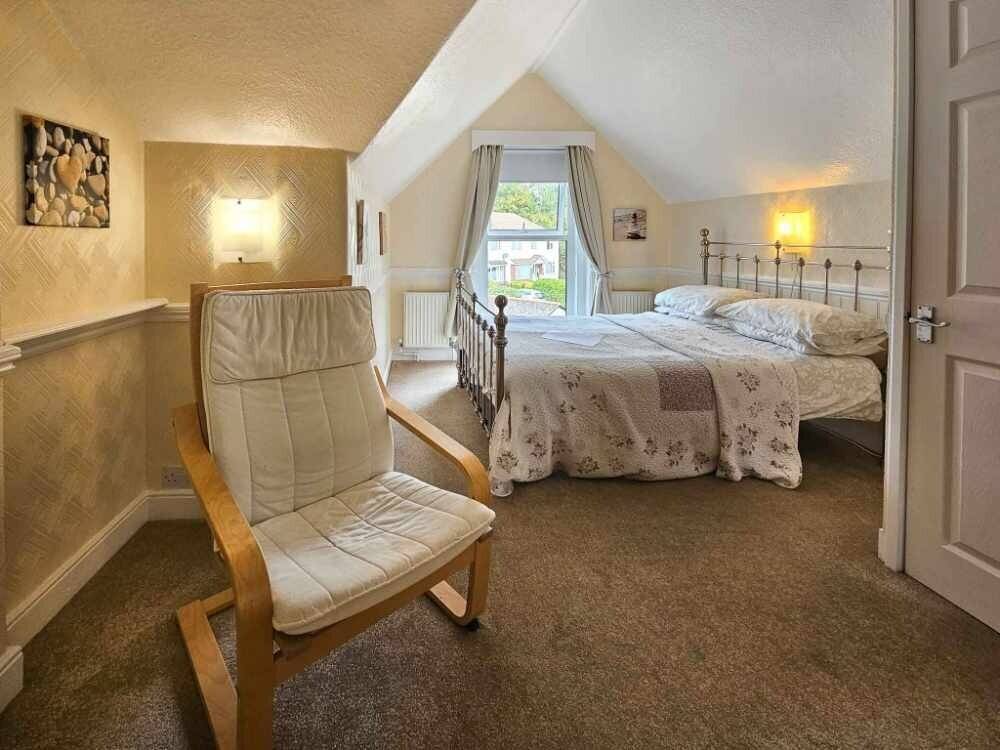 A Stunning Turn-Key Six-Bedroom Guest House Photo 6