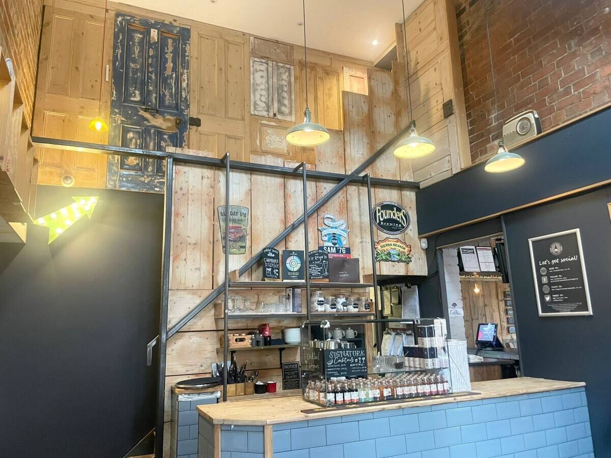 NORTHAMPTONSHIRE - THREE STOREY CHARACTER PUB AND RESTAURANT