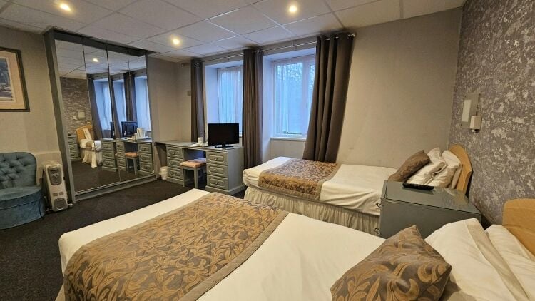 33 Bedroom Town Centre Hotel with Outside Swimming Pool Photo 6