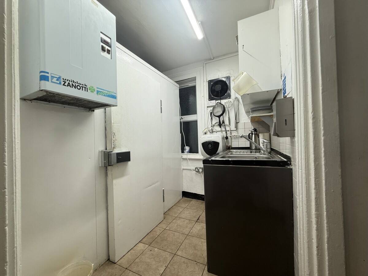 Pizza Shop Lease for Sale – Great Location Photo 6