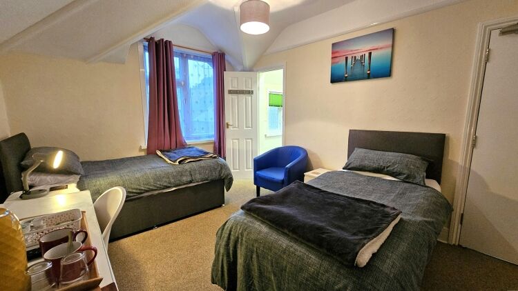 Home & Income B&B Close Travel Interchange and Business District Also Suiting HMO Use