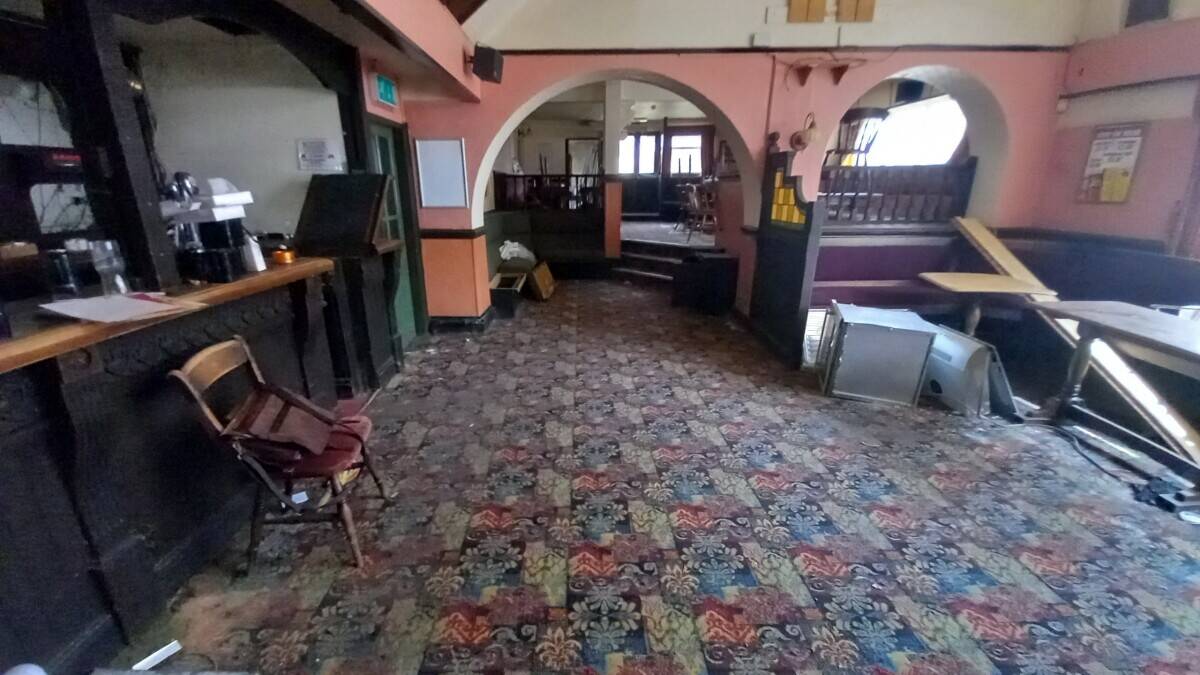 SWANSEA - DESIRABLE SUBURB PUB WITH FUNCTION ROOM