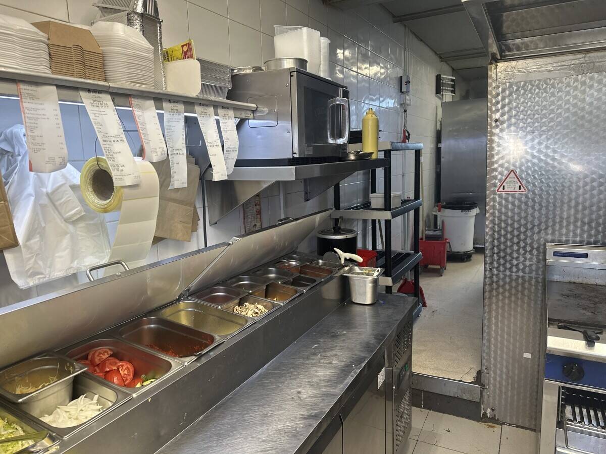 Chicken and pizza takeaway Photo 6