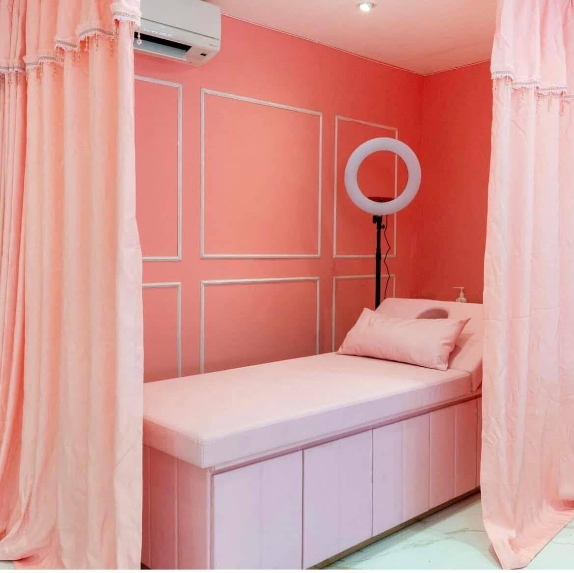 EXCEPTIONALLY FITTED SALON