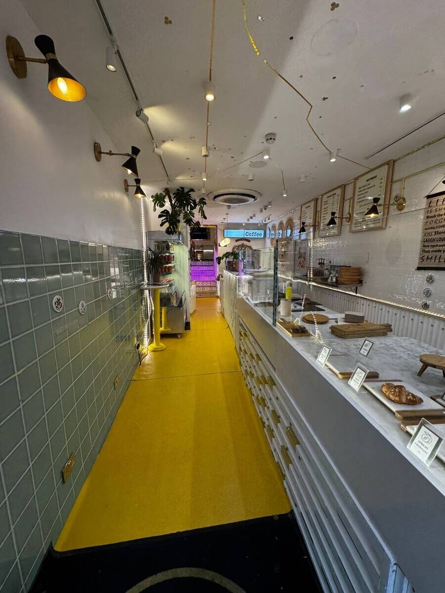 A3 cafe Pizzeria  2 bed ensuite extra room ensuite . Next to tube station Photo 6