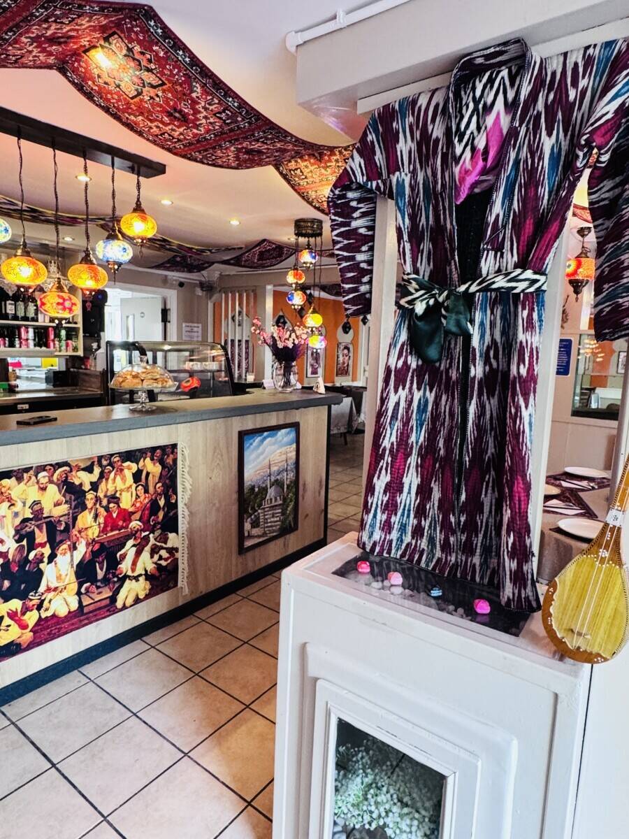 Charming Restaurant for Sale: Prime Location in Cambridge , Just Walk Distance From Cambridge Train Station Photo 6