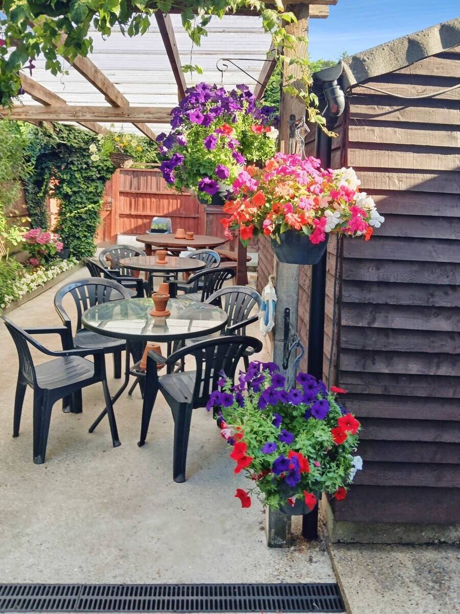 LONG ESTABLISHED CAFE + 2 BED FLAT - LONDON ROAD, LEIGH ON SEA - £69,995 LEASEHOLD