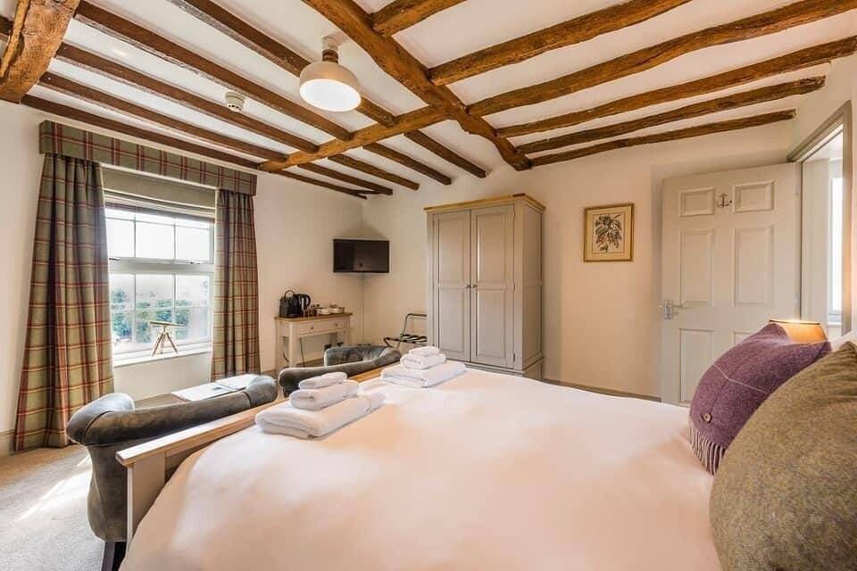 WORCESTERSHIRE - COUNTRY INN SET IN 1.5 ACRES
