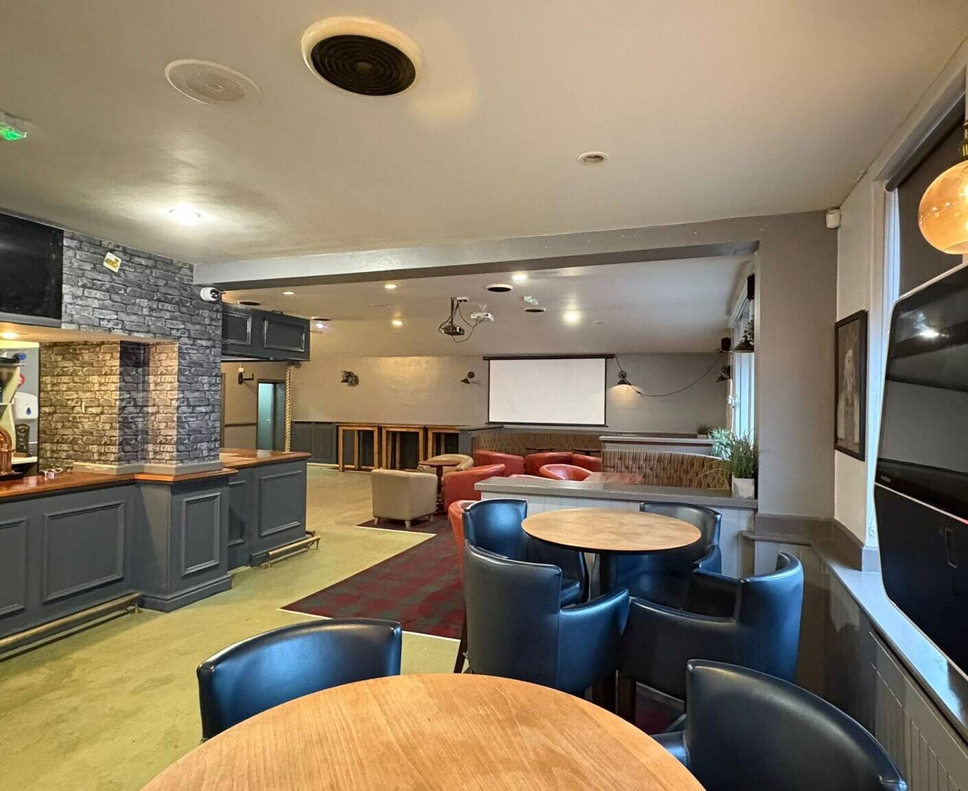 DERBYSHIRE - WET-LED RESIDENTIAL PUB WITH THREE LETTING BEDROOMS Photo 6