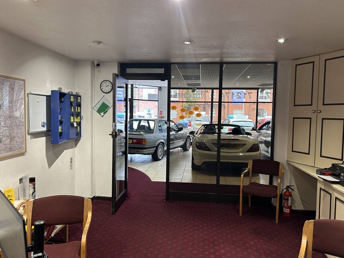 Car sales forecourt & showroom Photo 6