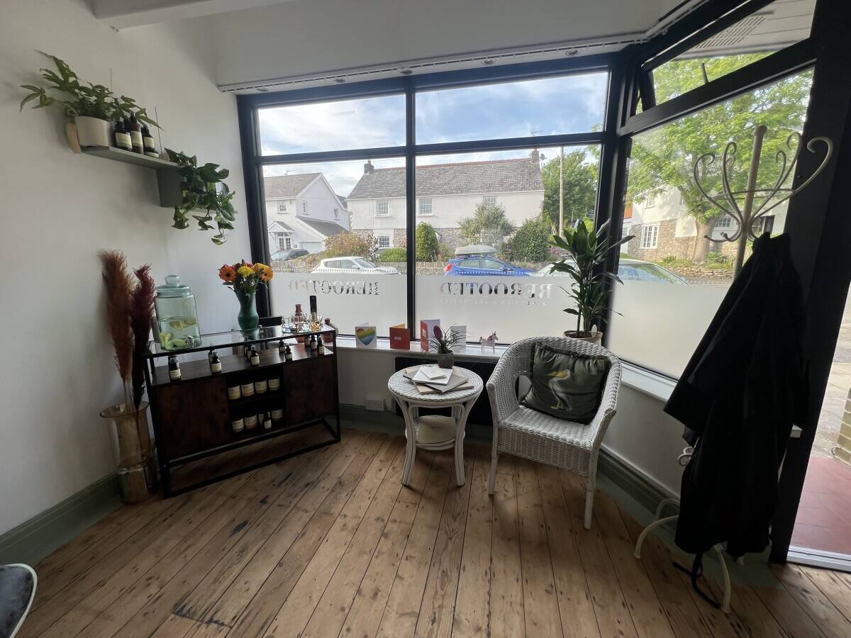 Small Turn-key hairdressing business for sale Photo 4
