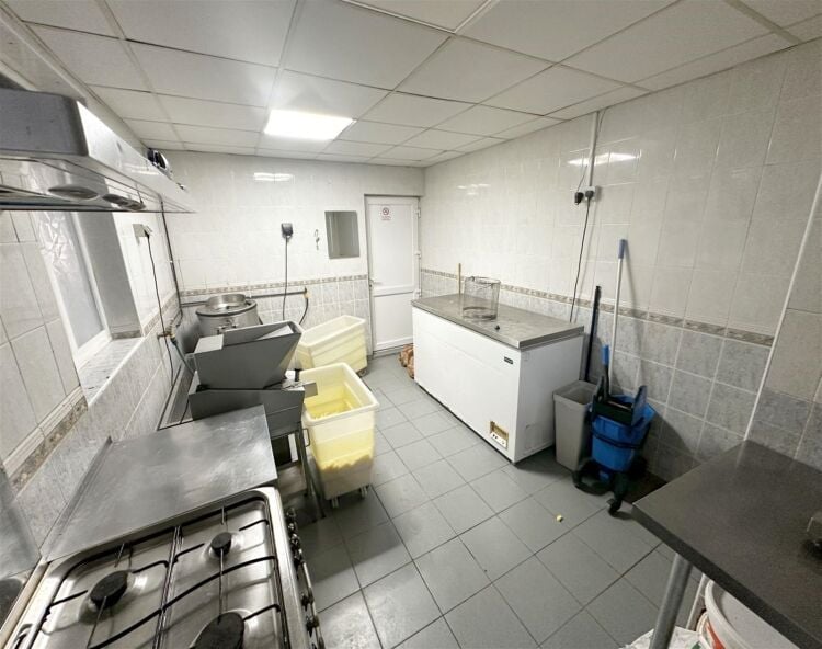 Modern purpose-built fish & chip shop, Birmingham Photo 6