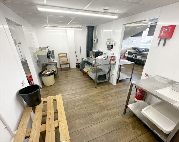 Refurbished corner fish & chip shop with let flat, Worcester Photo 6