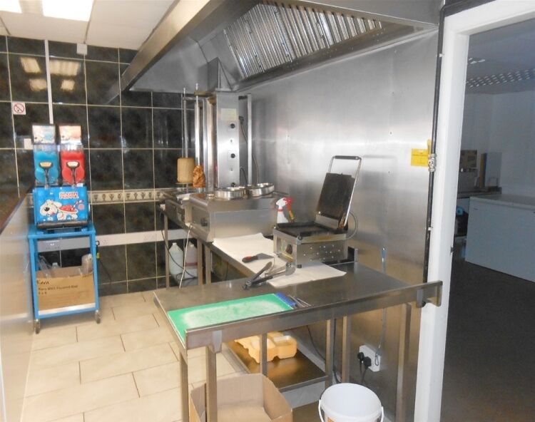 Refurbished fish & chip shop, prime Scunthorpe high street Photo 6