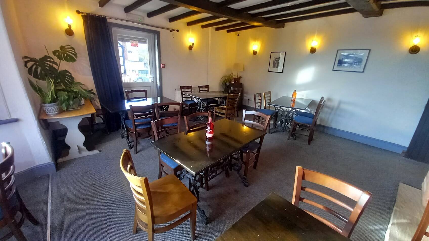 HEREFORDSHIRE - CHARACTER VILLAGE CENTRE PUBLIC HOUSE Photo 6