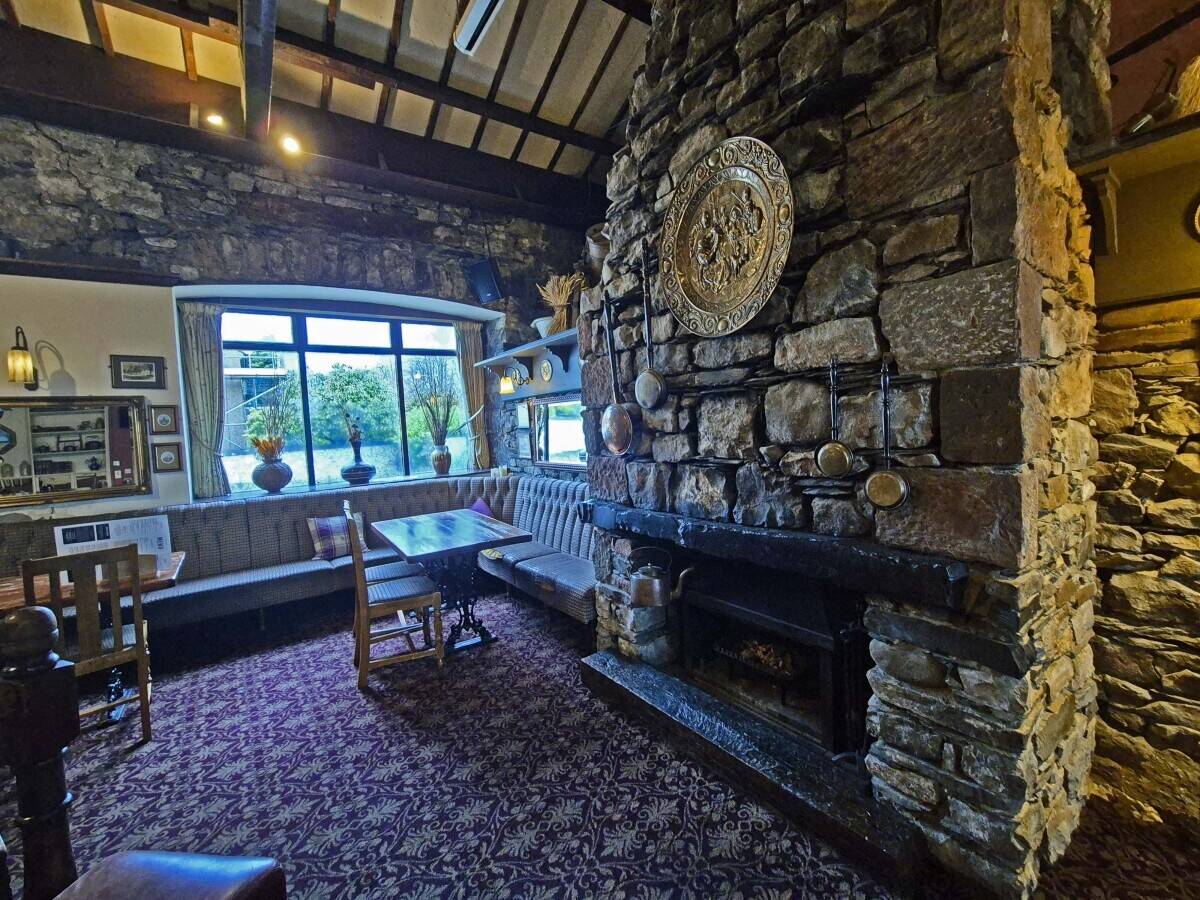 SOUTH LAKELAND – COSY BAR AND RESTAURANT IN CONVERTED STONE BARN Photo 6