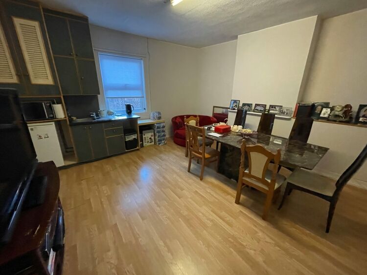 Takeaway & 4 Bedroom Accommodation