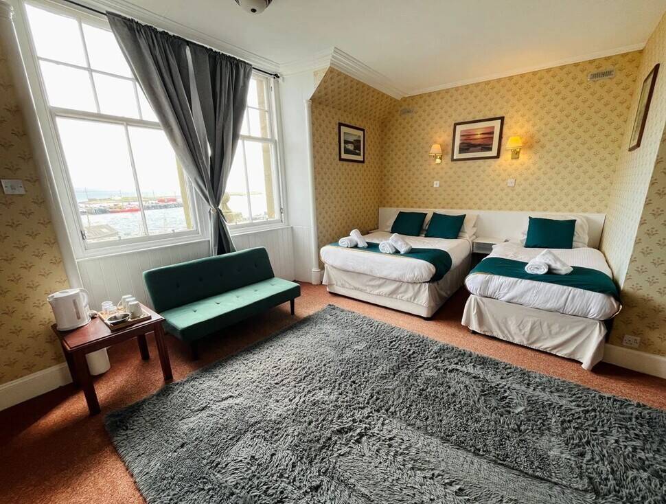 ORKNEY ISLANDS - ICONIC 42 EN SUITE BEDROOM HOTEL Photo 6