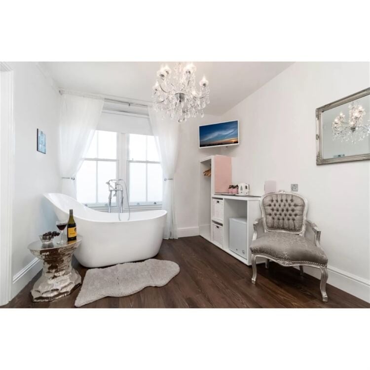 FOUR-STAR ACCREDITED 11-BEDROOM  B&B AND RESTAURANT