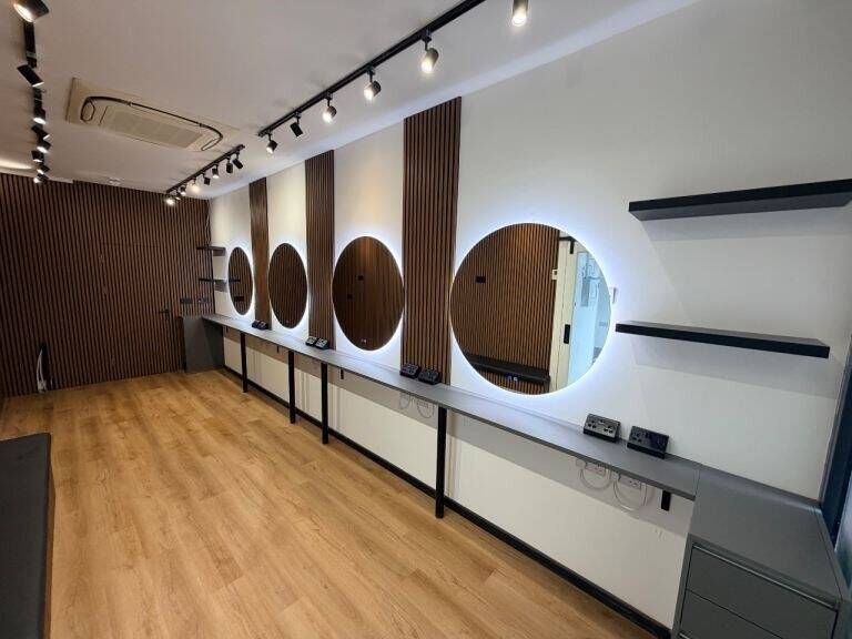 Brand New Barber Shop / Ladies’ Salon Space To Let – Acton W3 London