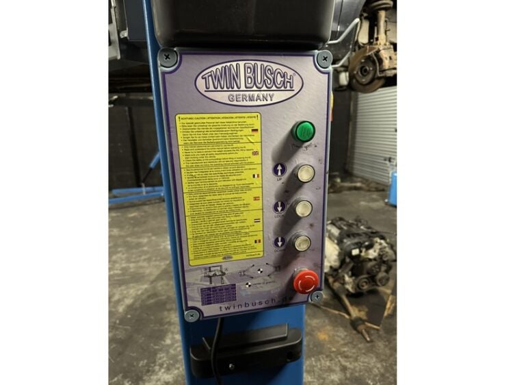 Fully Equipped Independent Garage with Expansion Potential Photo 6