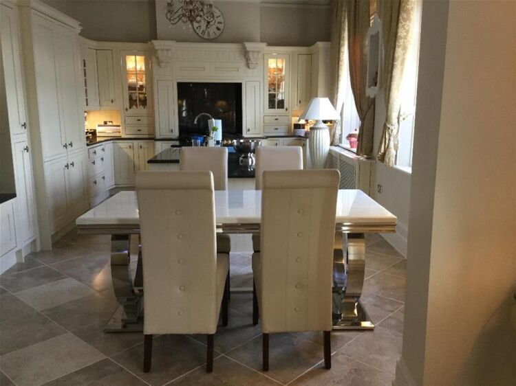 LEASEHOLD LIC. RESTAURANTSELF CONTAINED 6 BED ACCOMMODATION