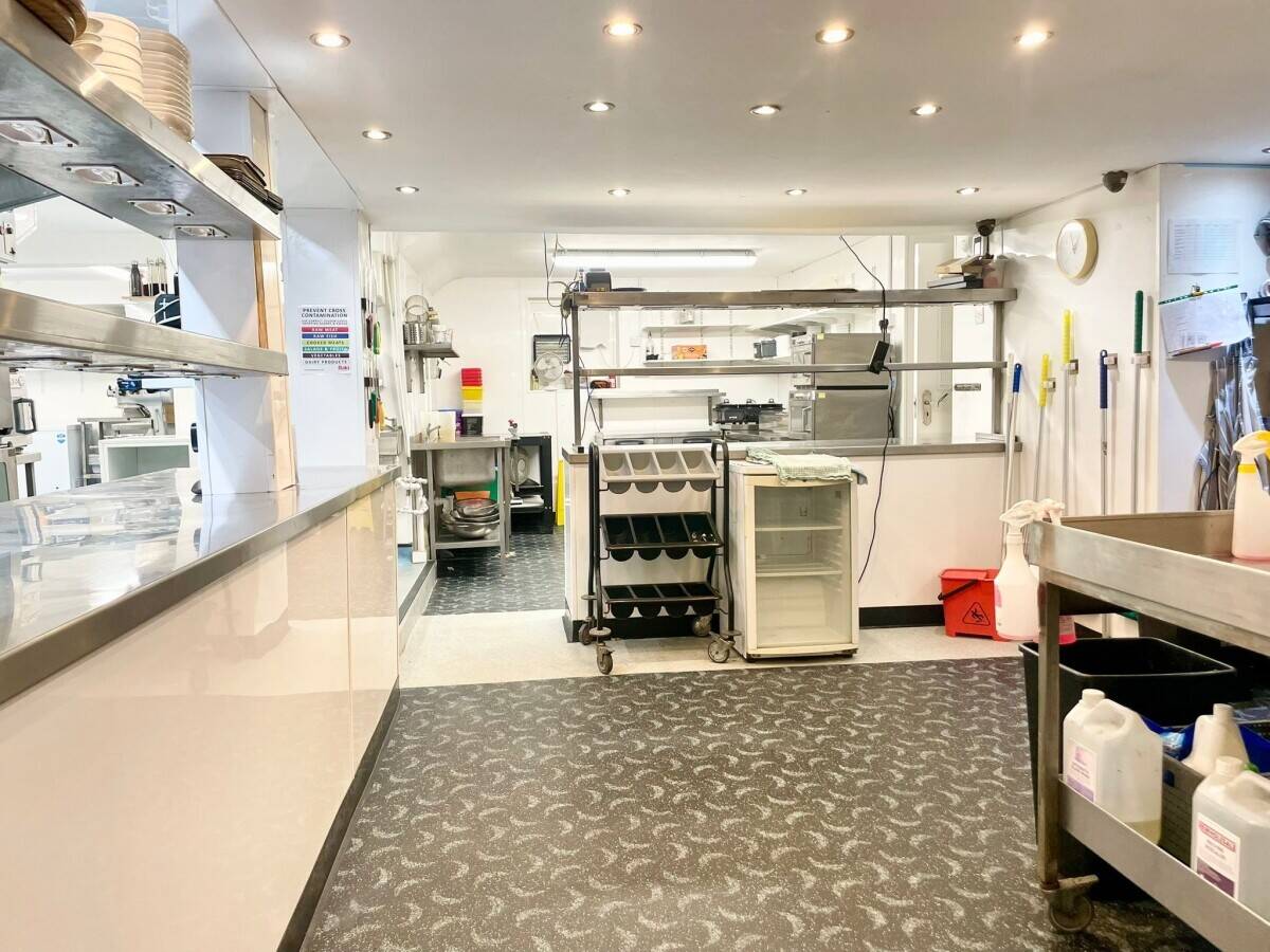 LINCOLNSHIRE - PUB AND RESTAURANT WITH 3 EN SUITE BEDROOMS AND LARGE CAR PARK