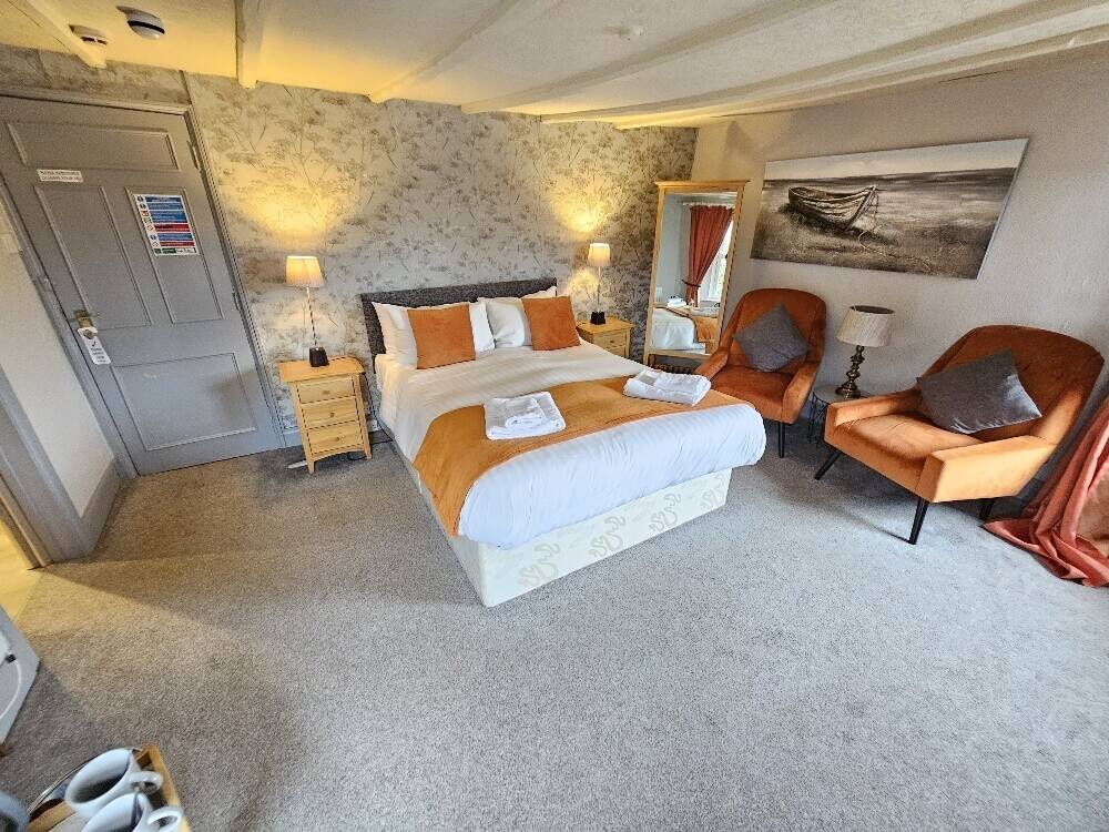 Profitable High Turnover Character Cornish Inn With 6 Letting Rooms & A 2 Bedroom Cottage