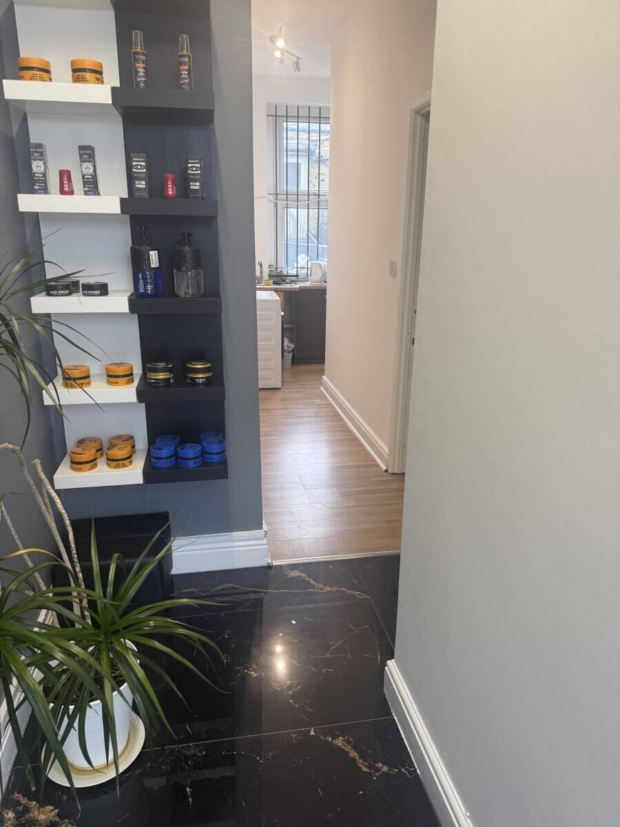 Barbershop &ndash; 2 Extra Rooms to Rent (Massage/Nails/Brows) + Kitchen & Bathroom