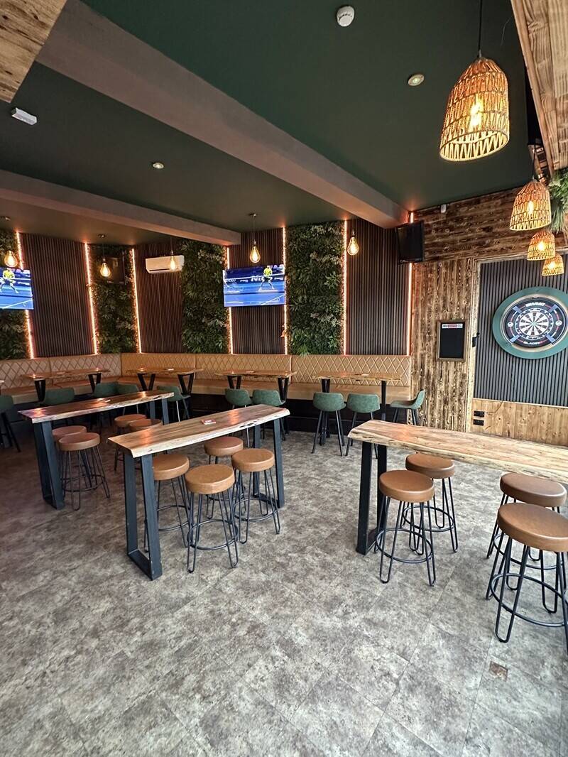 Well-Established And Popular Bar Business Photo 5