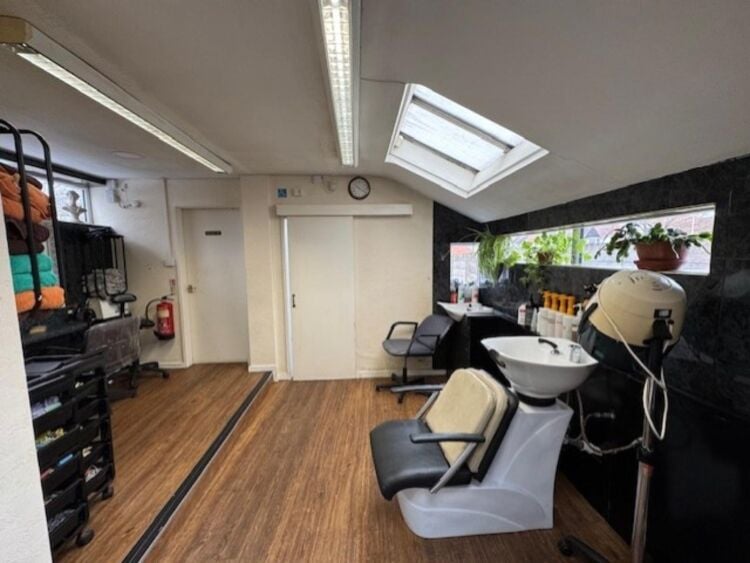 Leasehold Unisex Hair Salon Located In Kingswinford