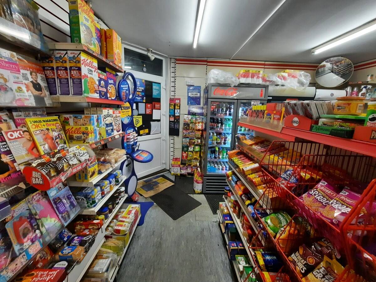 A off licence shop with 2 bedrooms flat for sale in kettering, Northamptonshire Photo 6