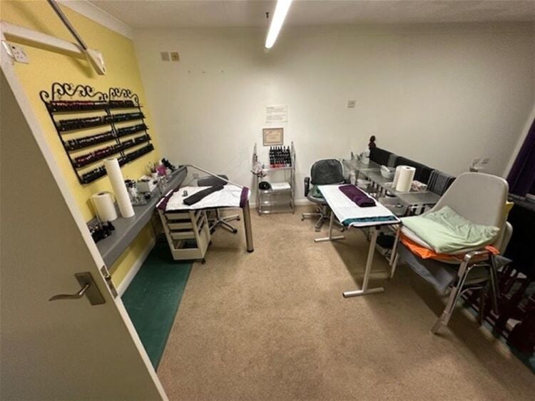 LEASEHOLD HAIR/BEAUTY & NAIL SALON