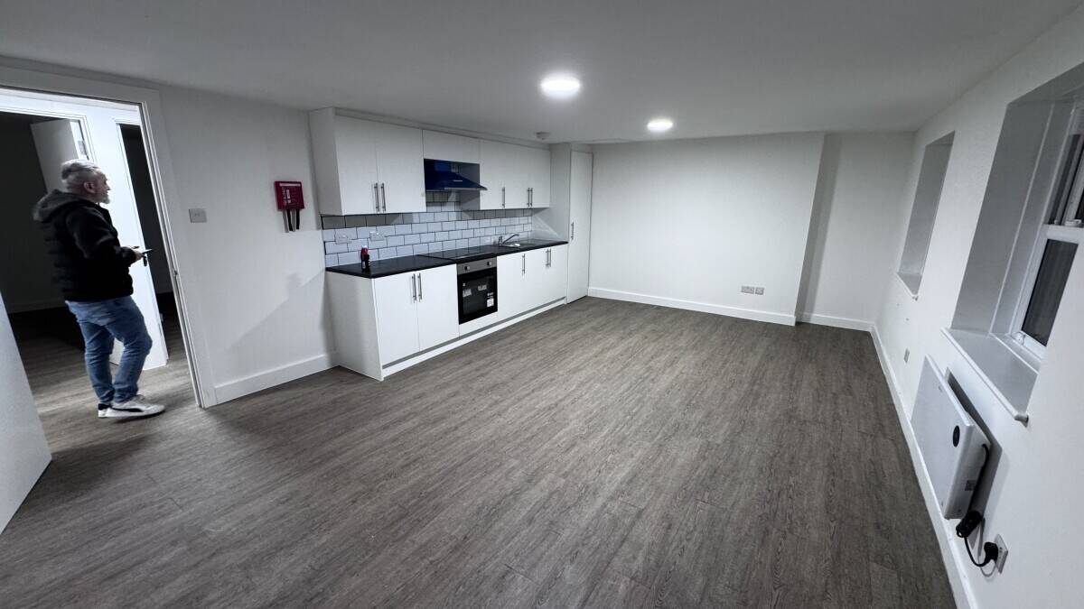 High-Potential Restaurant Business with 2 x Rental Flats Above &ndash; Fully Refurbished - 24 Hour License Photo 6