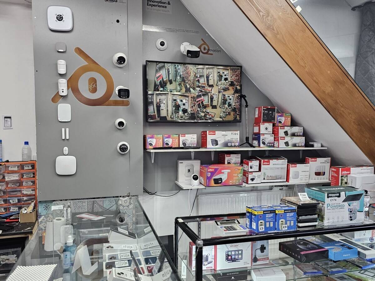 Established Mobile phone and computer shop in Clayton