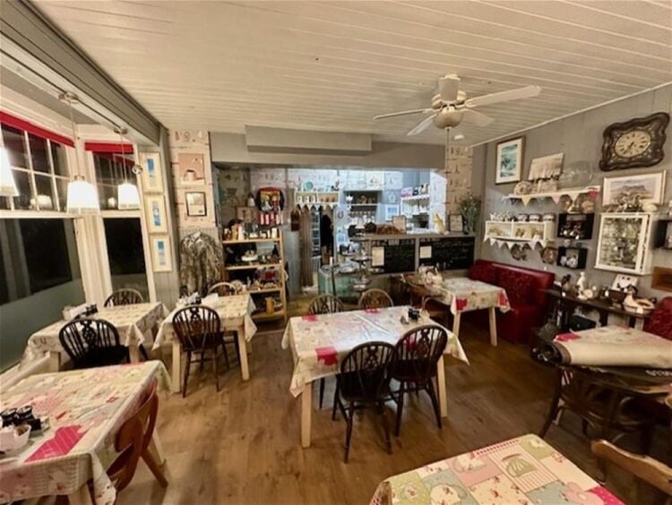 LEASEHOLD CAFÉ  WITH 3 BEDROOM FLAT