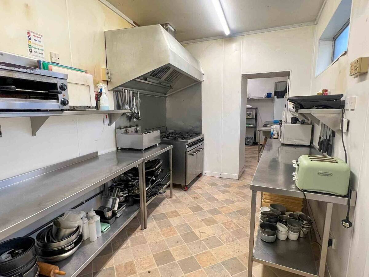 A successful Café with a 2 Bed Apartment Above in St Marychurch