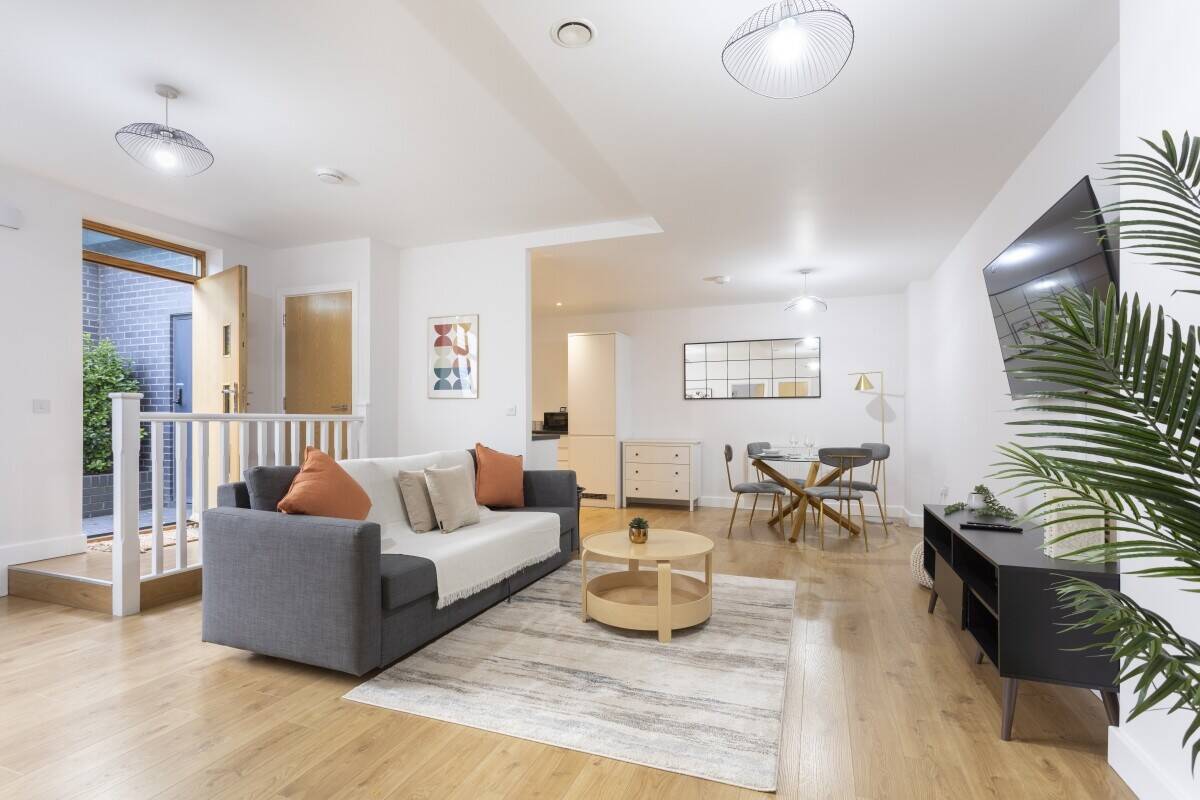 Serviced Accommodation Units near Gatwick Airport - Established Client Base Photo 6
