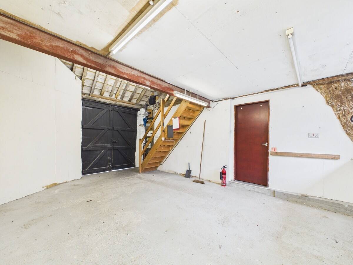 Leasehold, Versatile office and workshop