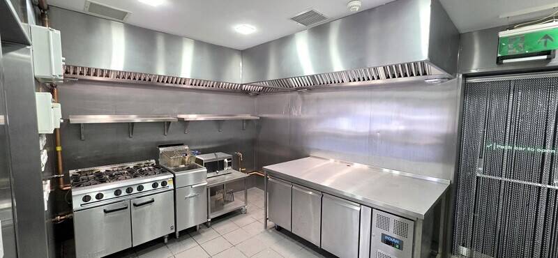 Fully Fitted Takeaway/Restaurant Opportunity within busy retail parade Photo 6